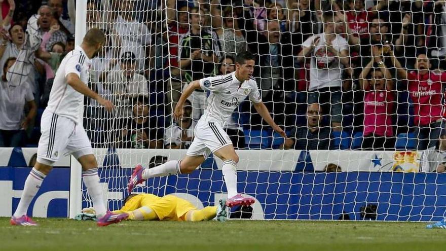 James Rodríguez festeja su gol, el cuarto ayer del Real Madrid ante el Basilea.