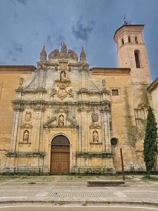 Imponente fachada del Real Monasterio de San Zoilo.