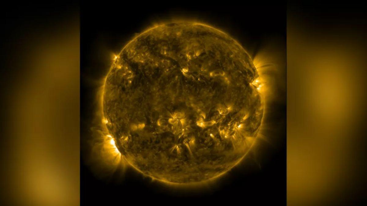 Así se manifestó la enorme erupción solar, como se ve en el destello brillante en la parte inferior izquierda de la foto, el 3 de mayo de 2022.