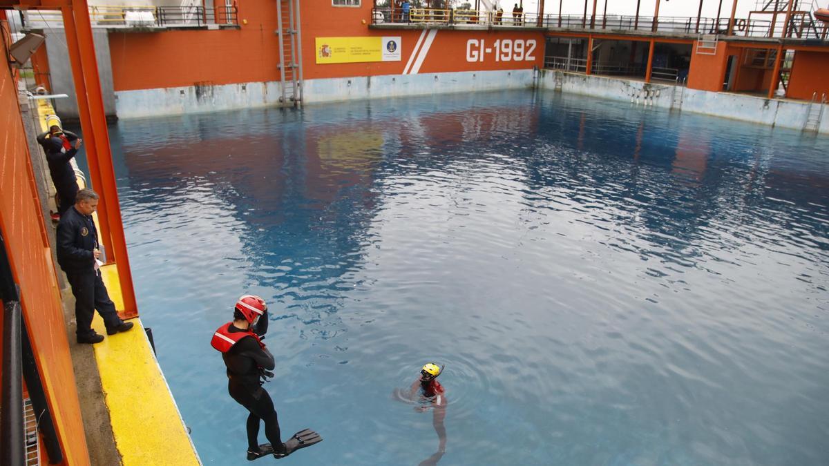 Una prueba para rescatadores celebrada en el Centro de Salvamento Marítimo Jovellanos.