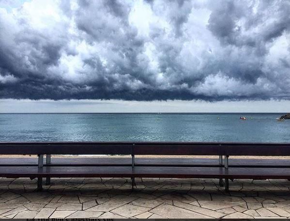 Núvols de tempesta sobre la platja de Blanes