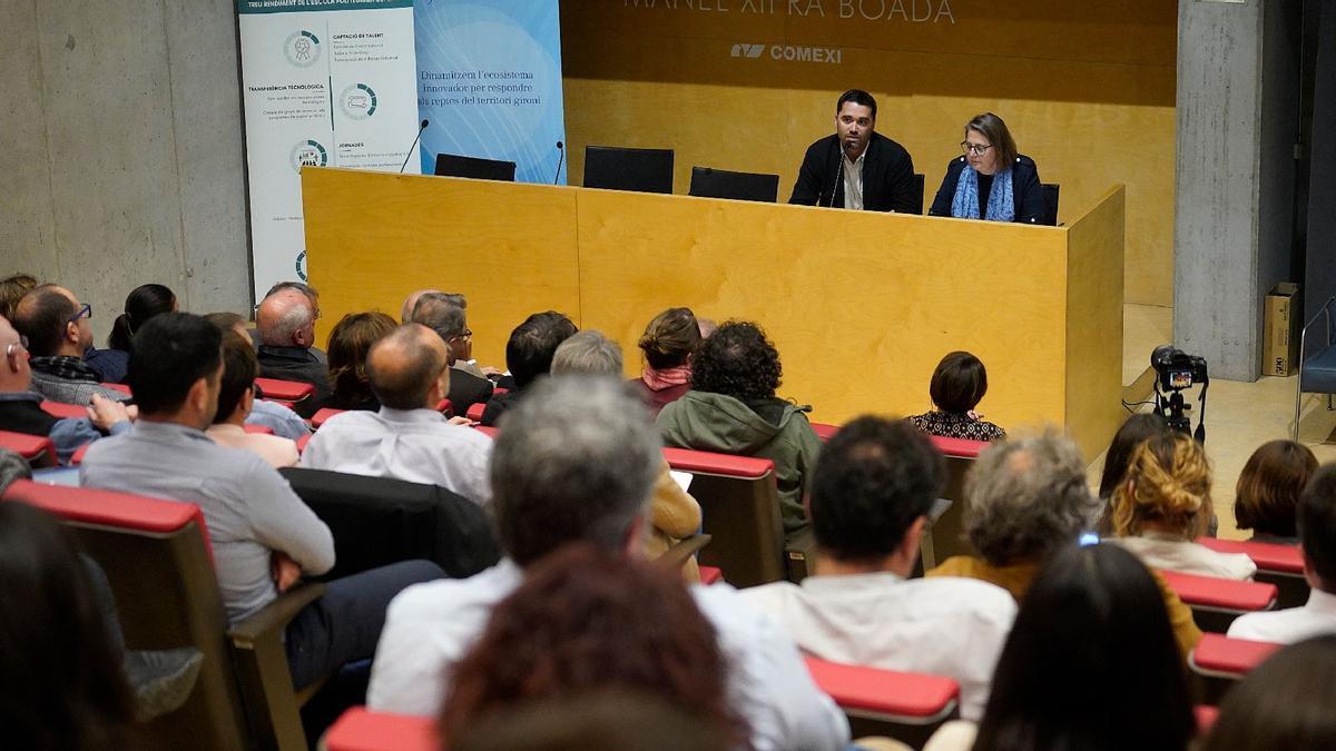 Gerard Lechuga i Andrea Bikfalvi durant la presentació de l'informe ObservaTIG