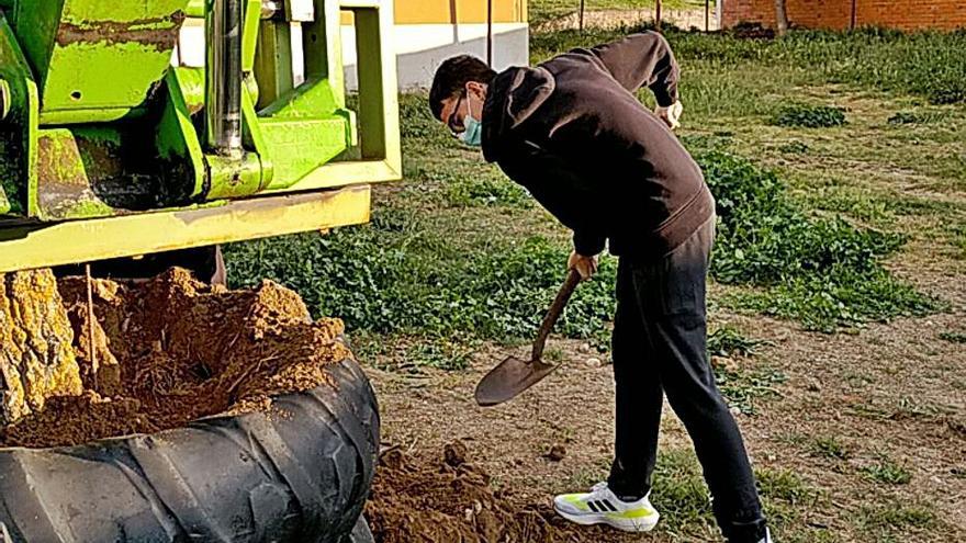 Uno de los jóvenes trabaja para abrir un agujero donde plantar el mayo. | E.V.