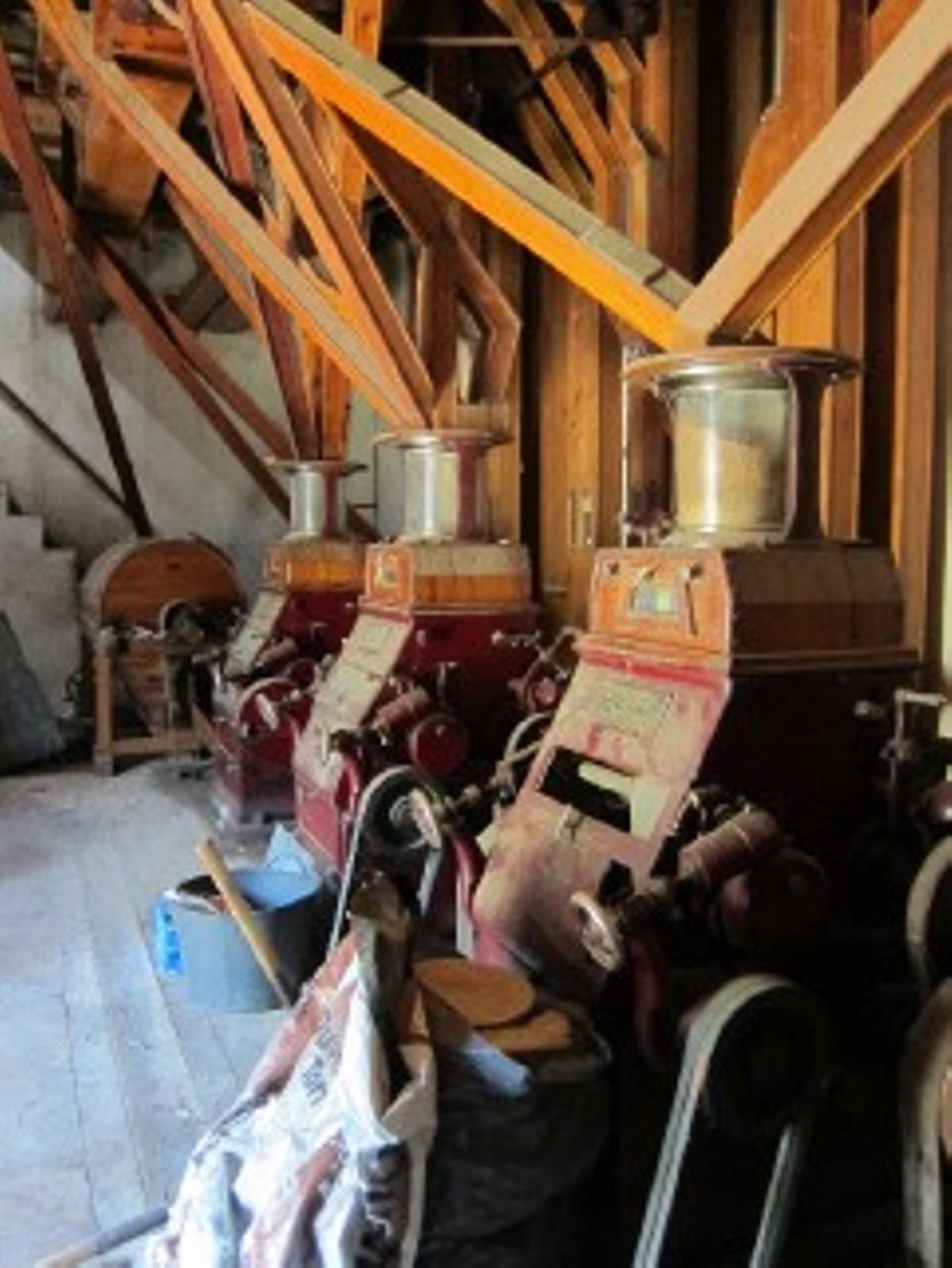 Tres molinos de la máquina harinera de la antigua fábrica de la Font de la Figuera.