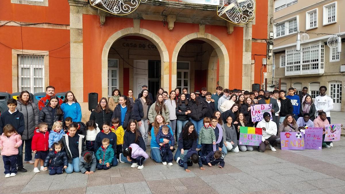 Representantes de la corporación de Bueu, alumnado del IES Johan Carballeira y Virxe Milagrosa y refugiados acogidos en Bueu tras la declaración institucional ante el Concello