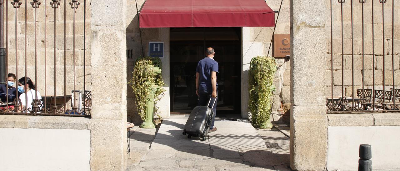 Un turista entra en un hotel.