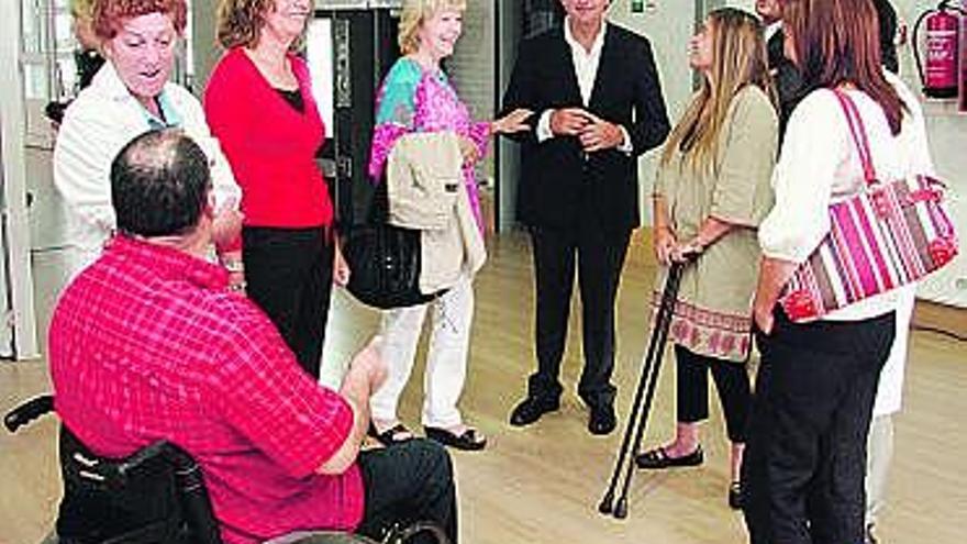 Ovidio Sánchez durante la visita, al lado de Mónica Oviedo (a su izquierda) y de Elma Alonso y Dorinda García (a su derecha).