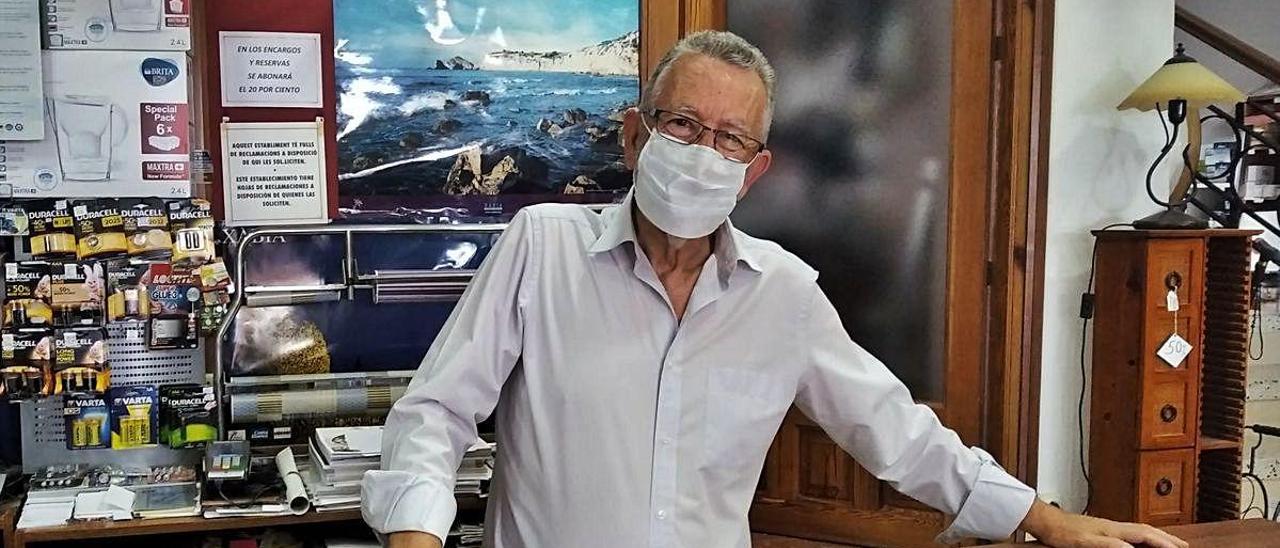 Joaquín Armell, de 71 años, en el mostrador de su tienda del casco antiguo de Xàbia.