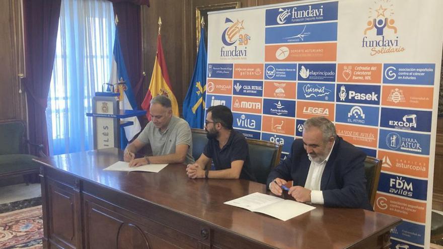 Gerardo González, David García y Jesús Alberto González, ayer, en el Ayuntamiento de Avilés. | S. F.