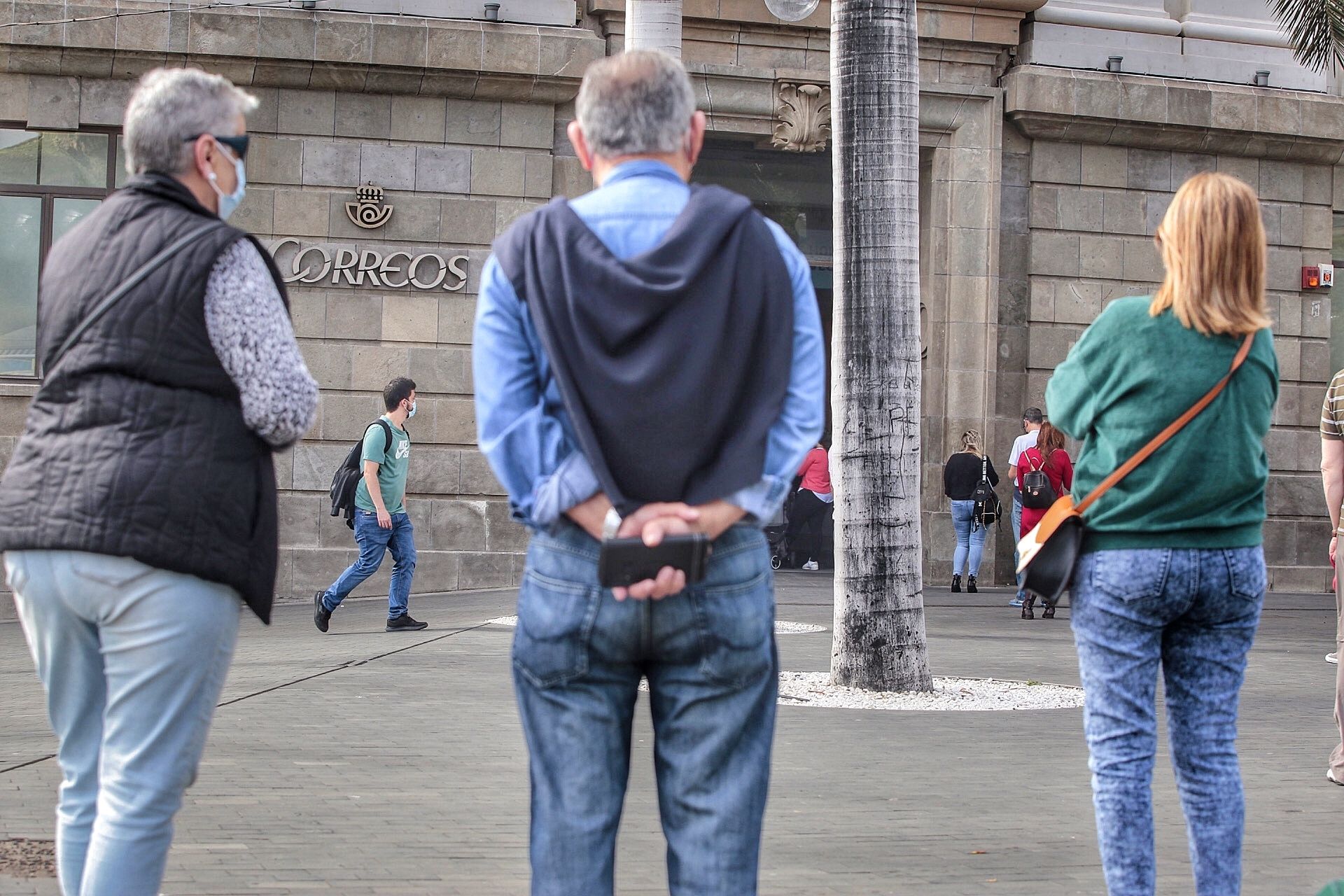 Colas en la oficina de correos Plaza España