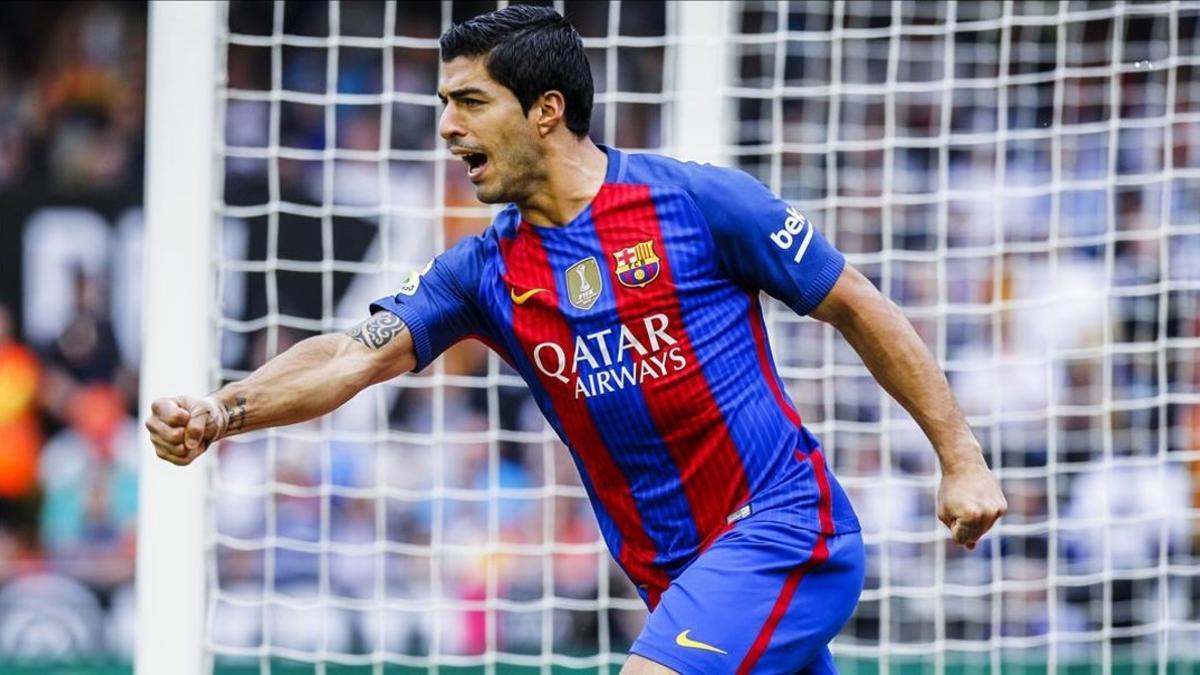 Luis Suárez marca el segundo gol del Barça en Mestalla.
