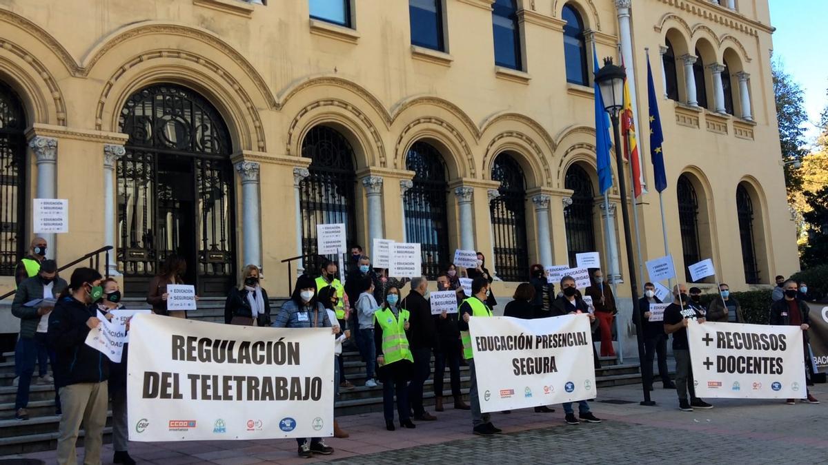 Un momento de la protesta frente a la sede de Presidencia