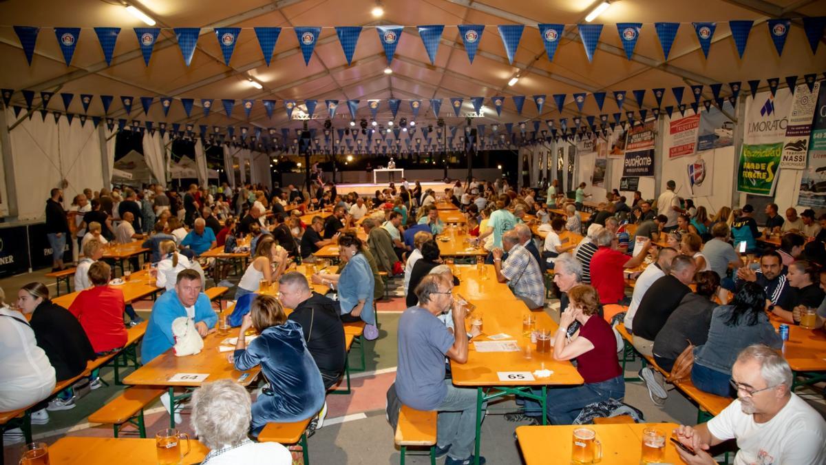 La carpa de la OktoberFesters ayer