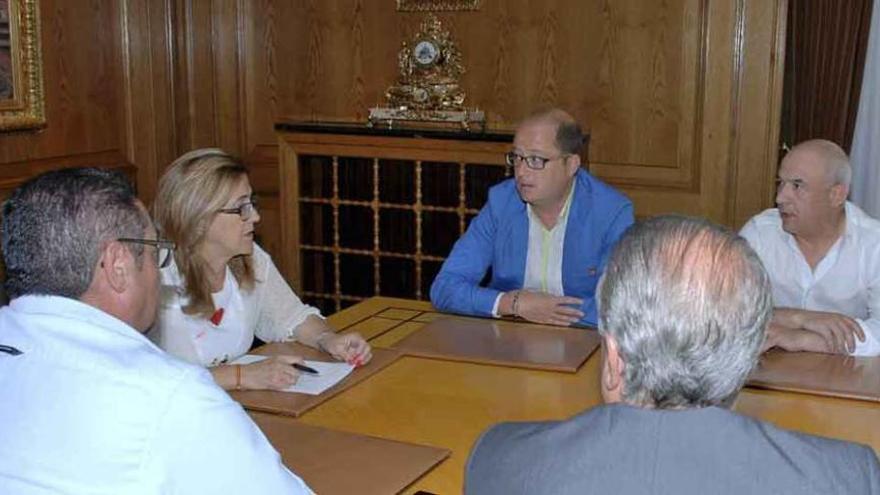 Mayte Martín Pozo y Carlos Baz conversan durante la reunión mantenida ayer.