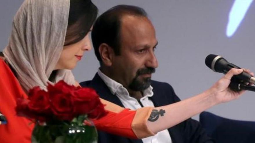 La actriz iraní Taraneh Alidousti, cuestionada por un tatuaje feminista