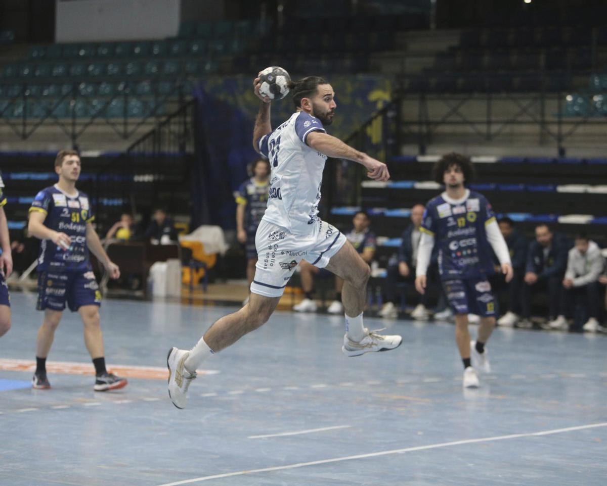 Jaime Gallardo en una acción de contragolpe durante esta pretemporada.
