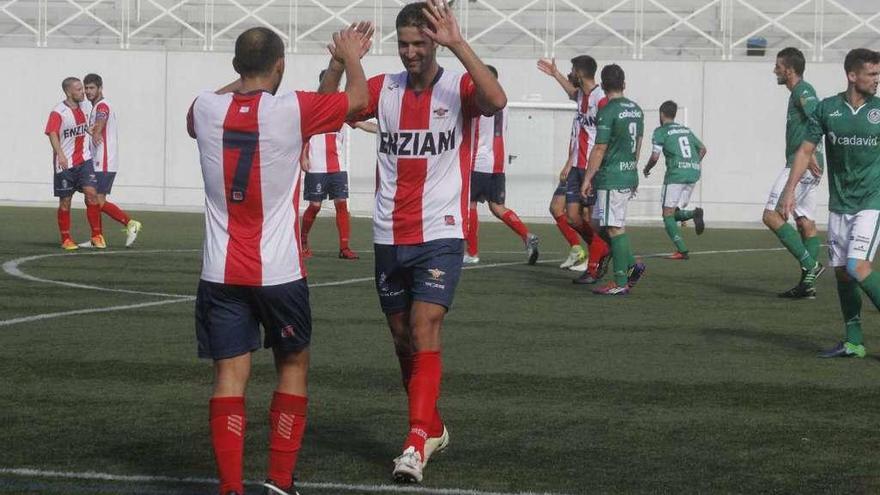 Iván Pérez y Aram celebran una acción en el duelo con el Arenteiro. // Santos Álvarez