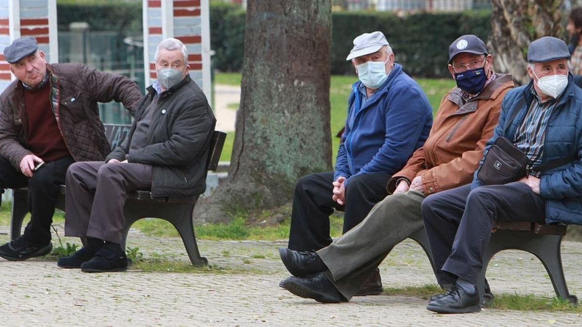 Pensionistas en un parque