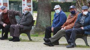 Pensionistas en un parque