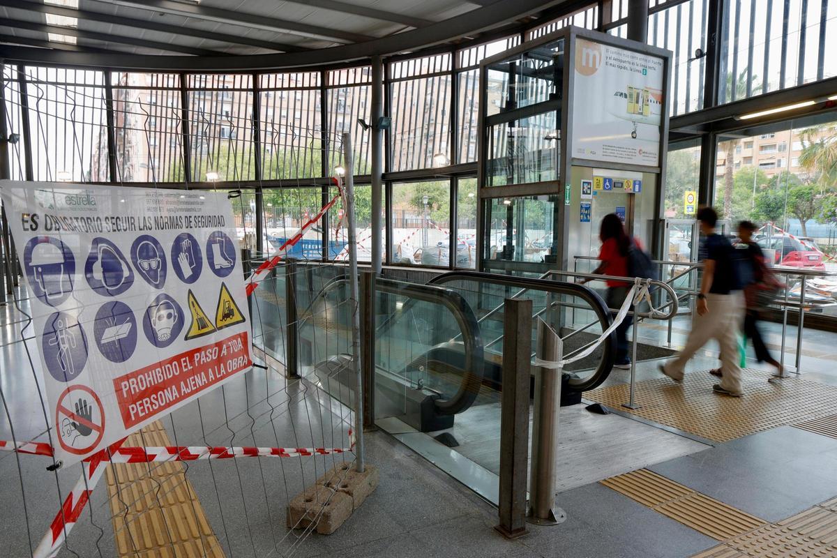 Escalera mecánica de Marítim fuera de servicio y zona vallada tras la vuelta al servicio de metro
