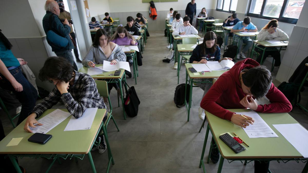 Los alumnos de una clase de 1º Bachillerato del Instituto Calderón de la Barca en Gijón realizan una prueba piloto de PAU, a 14 de marzo de 2023, en Gijón, Asturias (España).