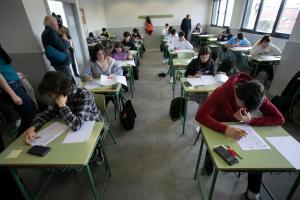 Los alumnos de una clase de 1º Bachillerato del Instituto Calderón de la Barca en Gijón realizan una prueba piloto de PAU, a 14 de marzo de 2023, en Gijón, Asturias (España).