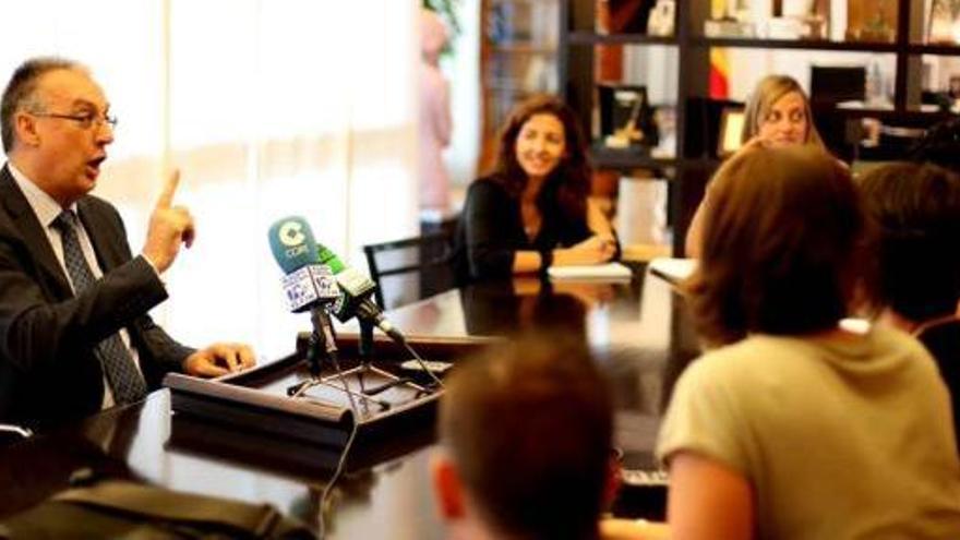 El alcalde de Benidorm, Agustín Navarro, presentando el plan de ajuste en Personal.