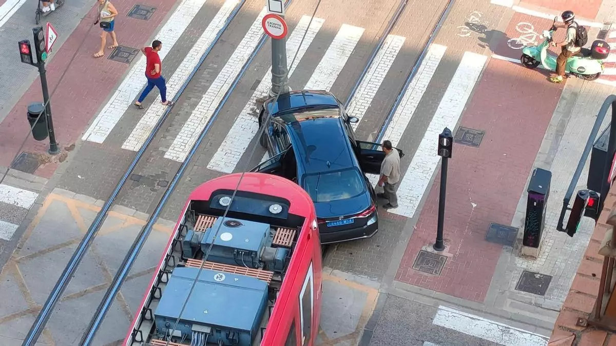 Un accidente entre un tranvía y un VTC corta momentáneamente la línea 4 de Metrovalencia
