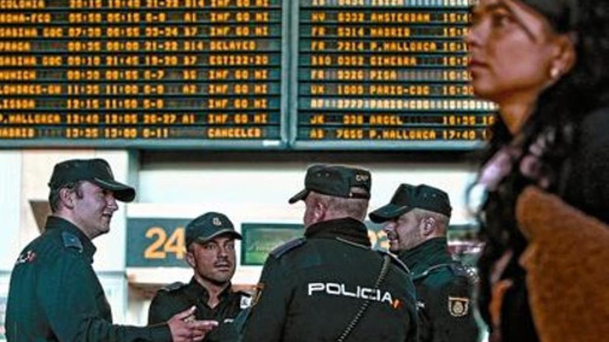 Policías nacionales en el aeropuerto de Manises (Valencia), el pasado día 4.