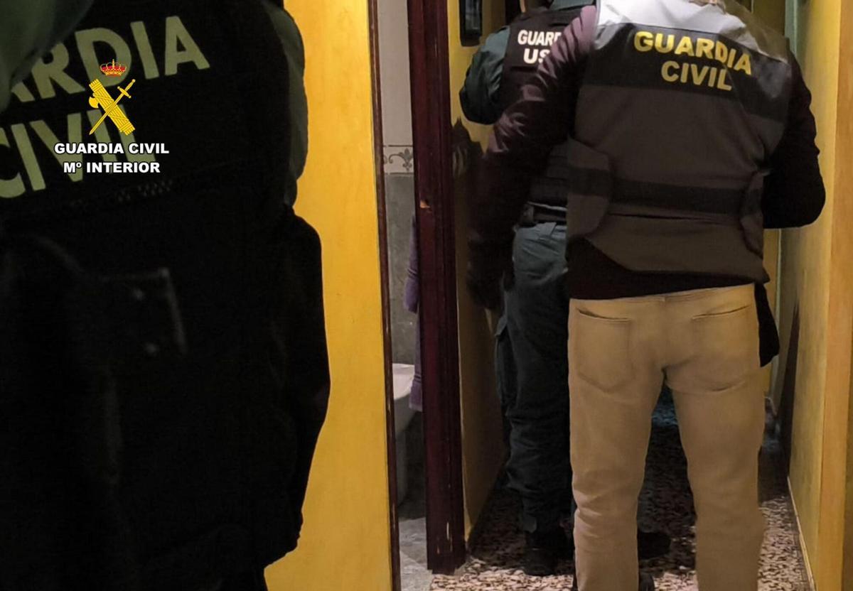 Agentes de la Guardia Civil, en un operativo para desmantelar un grupo criminal.
