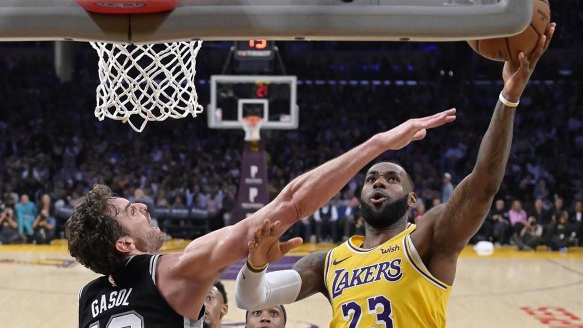 Pau Gasol intenta frenar a LeBron James en el Lakers-Spurs del pasdo mes de octubre.