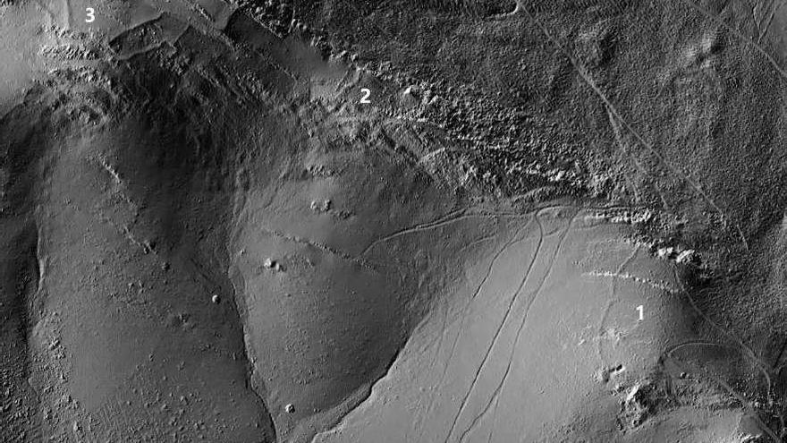 Modelo digital del terreno con la ubicación del campamento principal (1), el castellum (2) y parte de las murallas del castro en la zona de El Marrón (3).