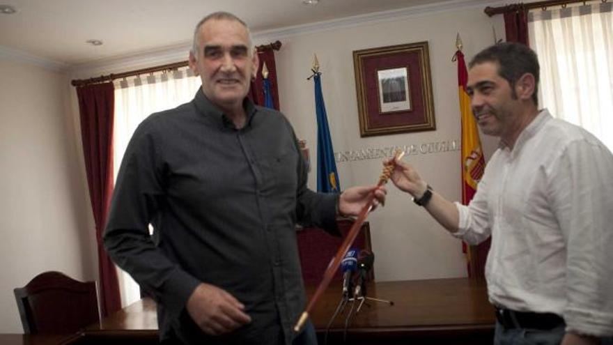Luis Fernández Garay, recibiendo el bastón de mando en el Pleno de su investidura de manos de Ignacio Fernández.