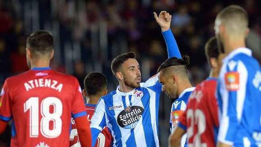 Edu Expósito, en el centro, al lado de Quique, con Atienza de espaldas, el sábado en Los Pajaritos, en la victoria del Dépor ante El Numancia.