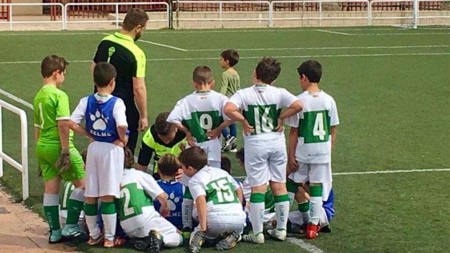 Un grupo de niños de la cantera del Elche