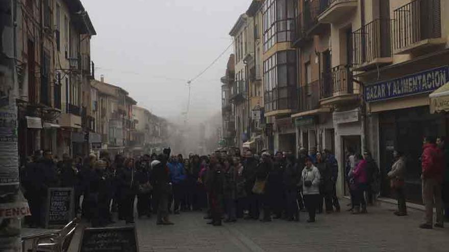 Los turistas por el casco histórico de Toro durante la visita guiada.