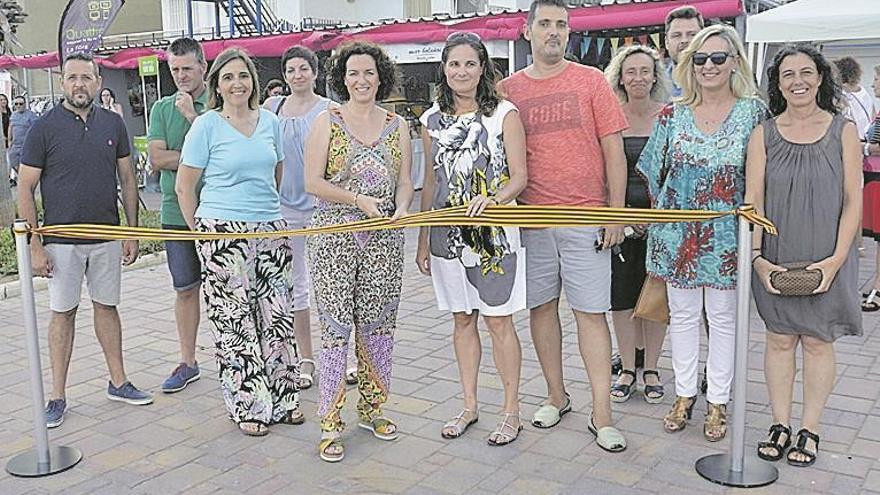 Una veintena de comercios se cita en la playa Casablanca de Almenara