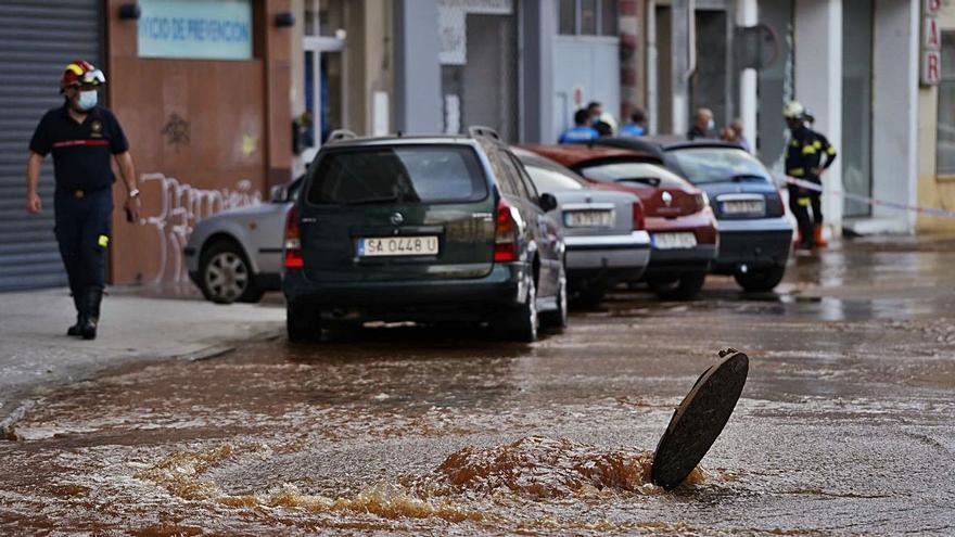 Un reventón de una tubería en Campo de Marte deja a los vecinos sin agua ni luz