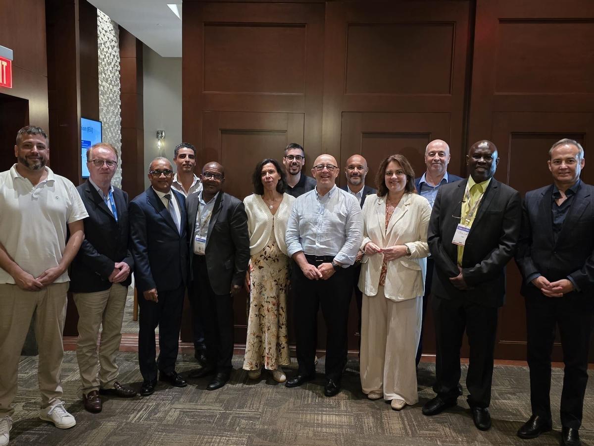 Beatriz Calzada junto a otros representantes de las regiones ultraperiféricas en Miami