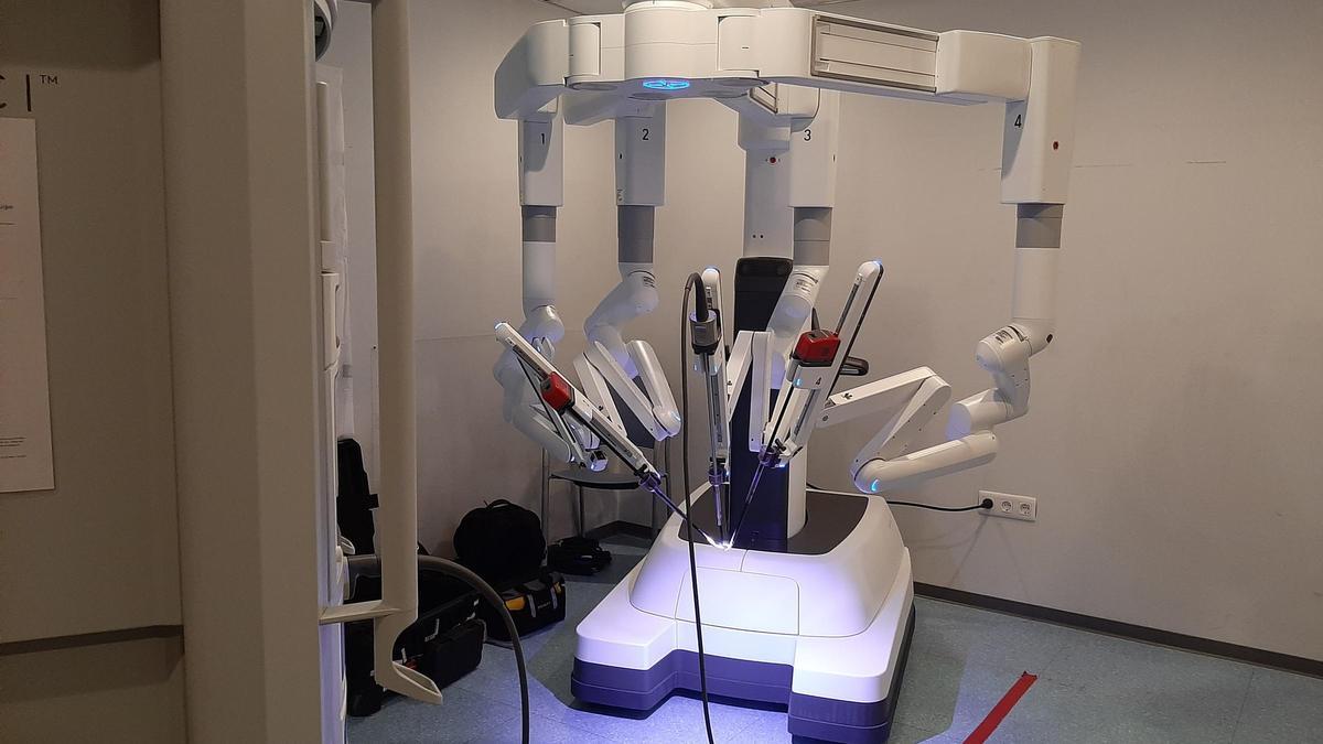 El robot cirujano Da Vinci instalado en el Hospital Clínico de Valencia.