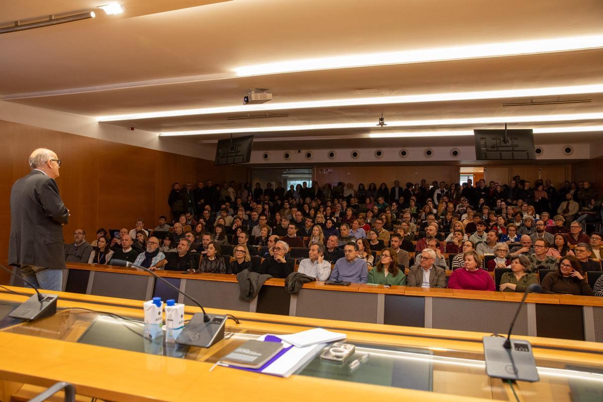 Lancis, ante una audiencia con los vicerrectores del equipo de Alcón, directores y decanos y comunidad universitaria.