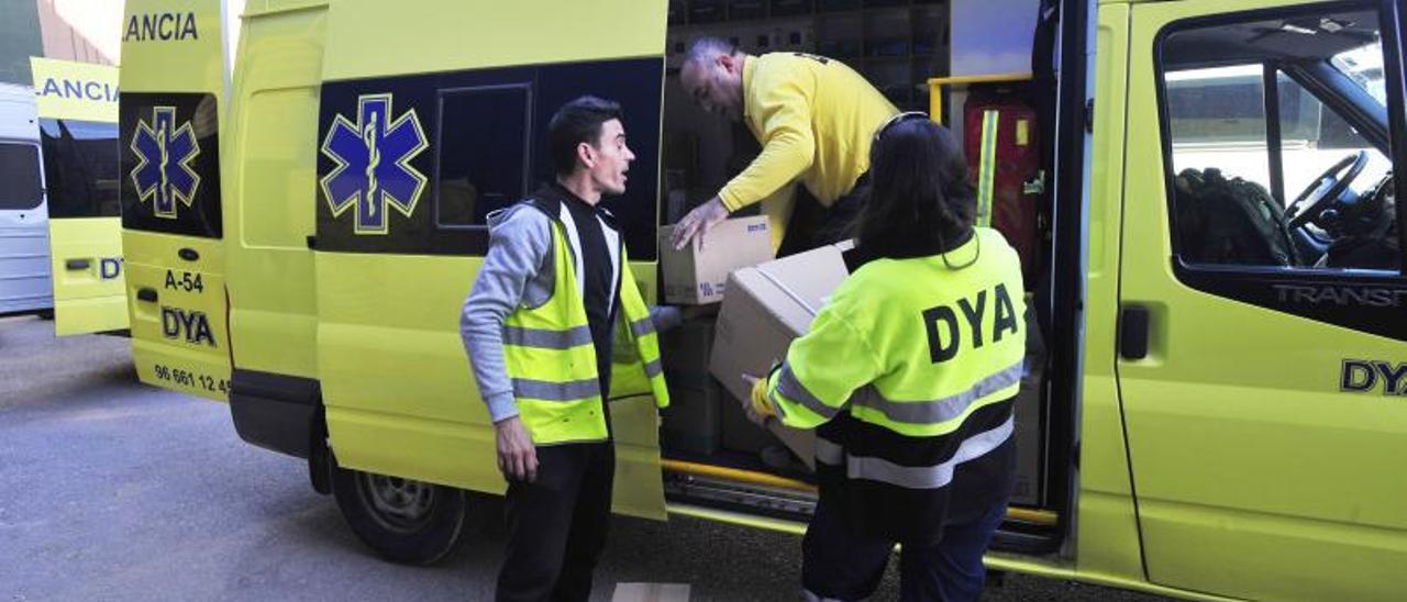 Cada ambulancia va a poder transportar cerca de mil kilos de material sanitario para ayudar a los ucranianos.