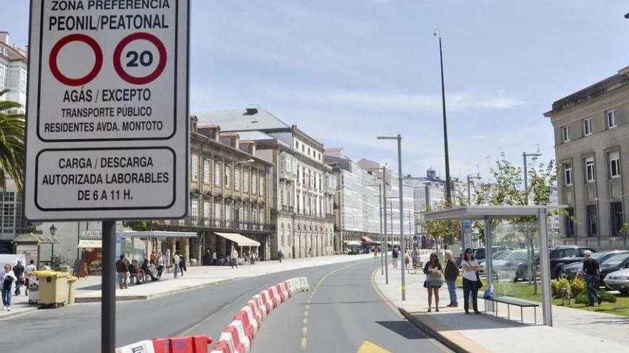 Avenida de la Marina, ayer, con la señal que prohíbe el paso a los vehículos privados.