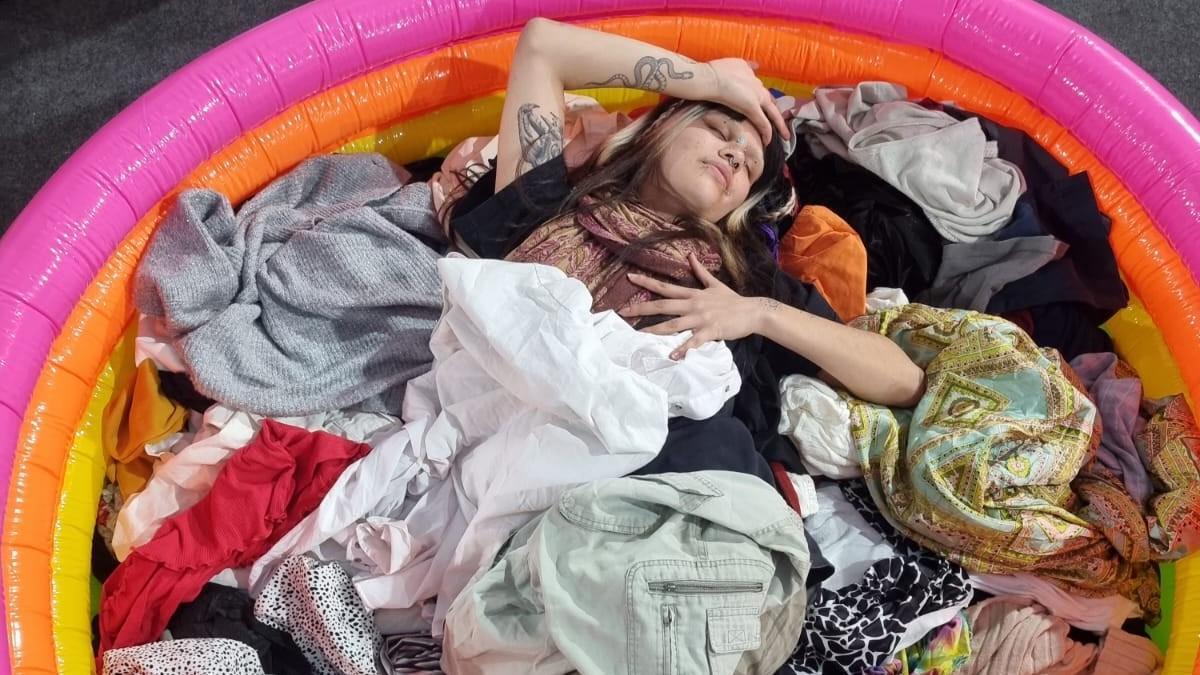 Bañera llena de ropa de segunda mano de Two Market.