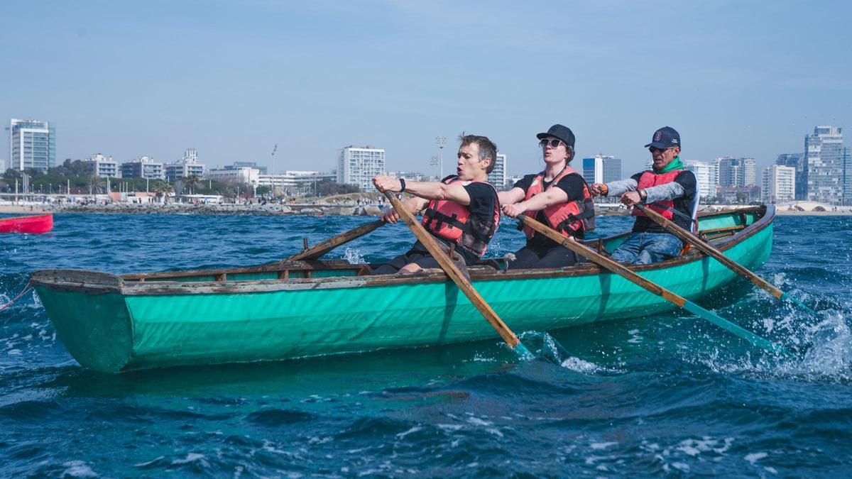 Regata de currachs irlandeses en Barcelona para celebrar Saint Patrick's Day.