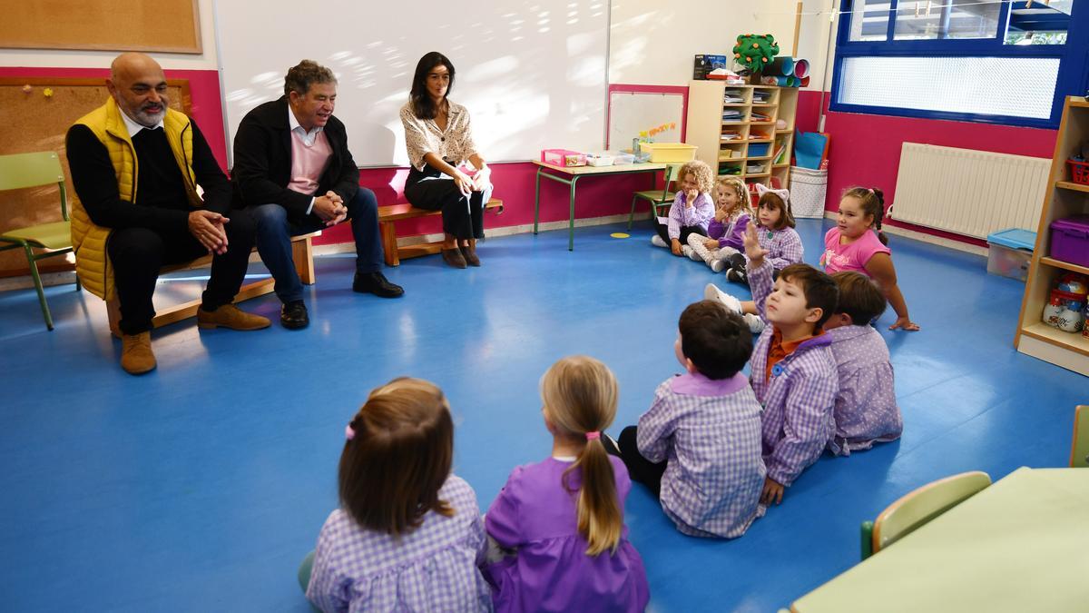 El alcalde y el concelleiro de Educación visitaron el colegio de Marcón.