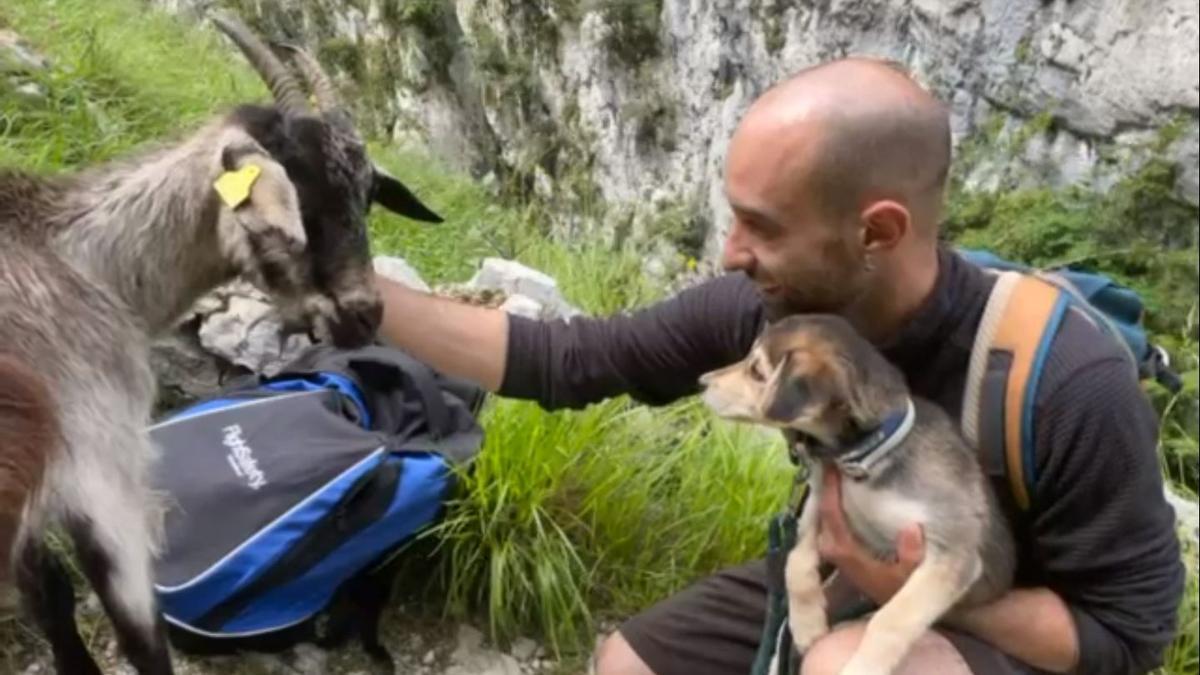 Quique con Cumbia en una ruta por Asturias.