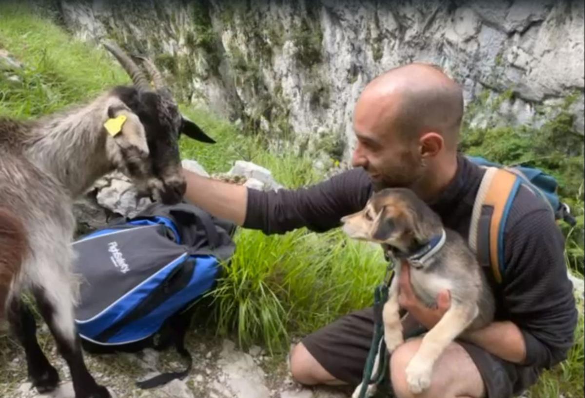 Quique con Cumbia en una ruta por Asturias.