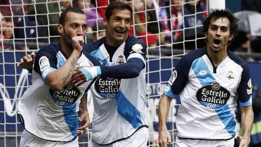 Guilherme (izda.) celebra uno de sus goles ante el Osasuna. // J. Diges