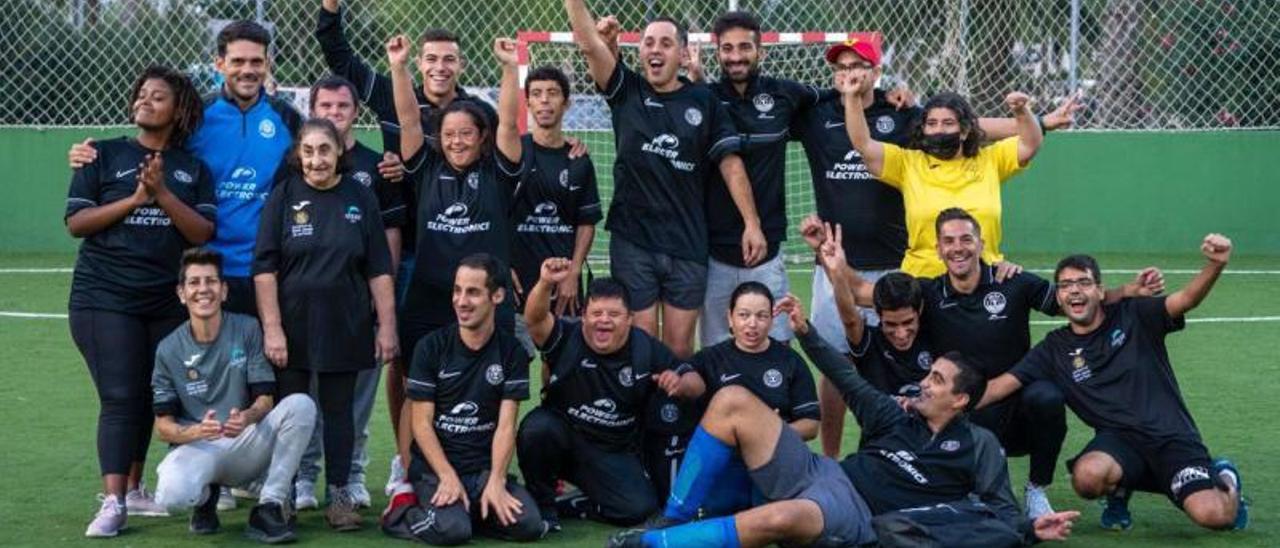 Los chicos y chicas de Addif, con varios jugadores de la UD Ibiza en un entrenamiento. | UD IBIZA